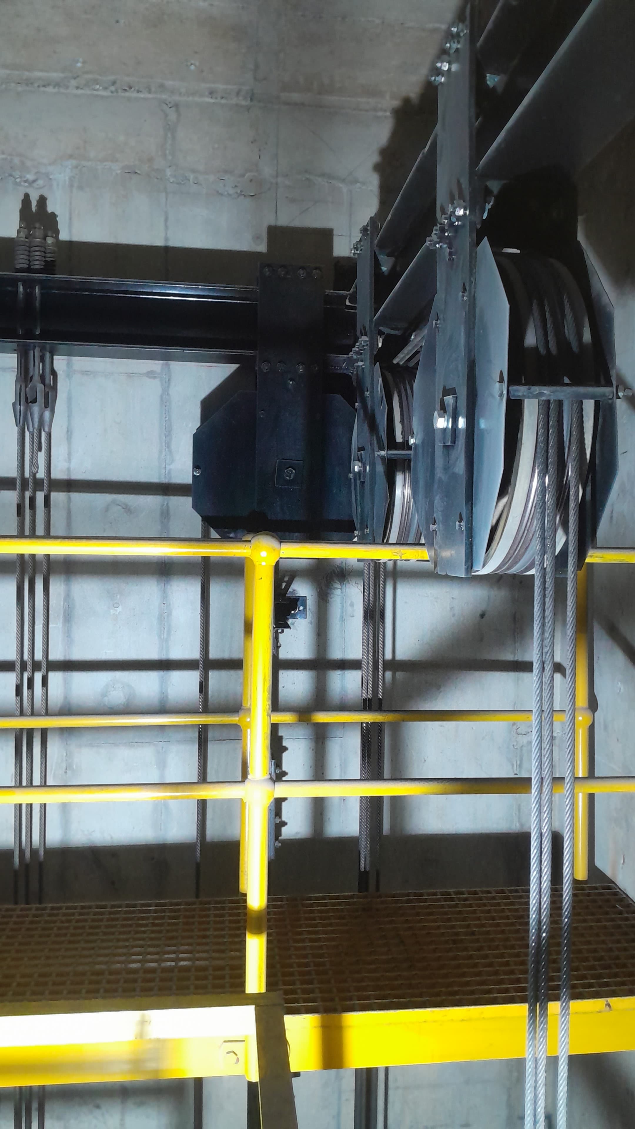 Lift cables and sheaves in a machine room